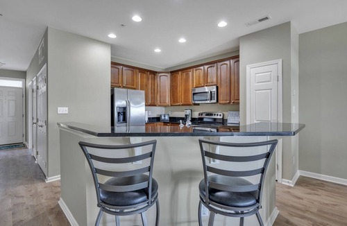 Sunset Island Condo | Cozy condo on 67th St, FREE Linens & Towels, Beach Chairs & Beach Cart included