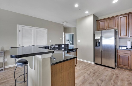 Sunset Island Condo | Cozy condo on 67th St, FREE Linens & Towels, Beach Chairs & Beach Cart included
