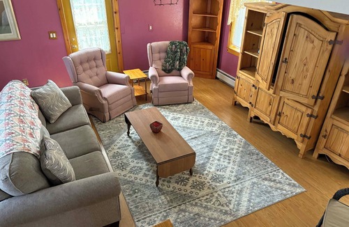Derby Cottage | Cozy Cottage on Lake Salem Sleeps 6+