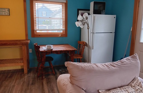 Avon Cottage | Cozy cottage summer rental one block to beach in Bay Head