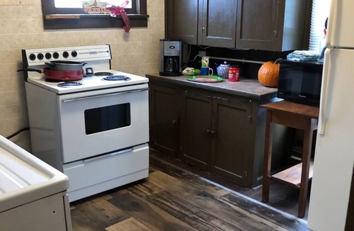 Wessington Springs Cottage | Cozy Cottage just right for your visit to Wess Springs, sleeps 4