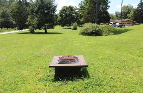 Chickamauga House | Cozy Cottage with Fire Pit - Family & Pet friendly - 20 minutes to Chattanooga