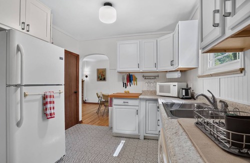 Waldron House | Cozy Cottage with Vintage Charm