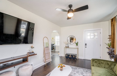 Wichita Cottage | Cozy Cottage within minutes of the airport, Zoo, and restaurants.