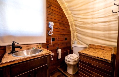 Beaumont House | Cozy Covered Wagon for a Unique Glamping Experience in Beaumont, Kansas