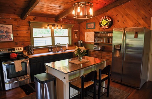 Round Hill Cabin | Cozy Creekside Cabin with Great Room/Hot Tub