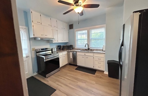 Benson House | Cozy family-friendly Bungalow 4 Bedrms 2 bths Historic Beauty - 3 Mi to Stadium