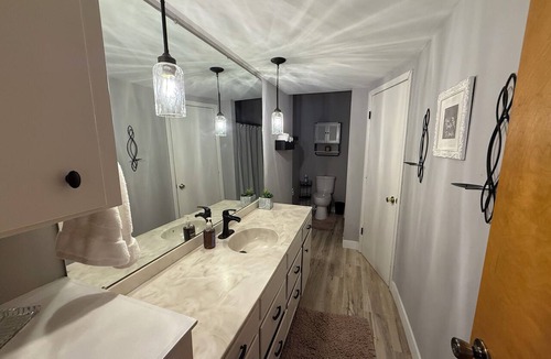 Washburn House | Cozy Farmhouse Getaway 10 min from Lost Island and Casino