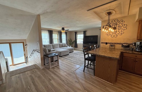 Washburn House | Cozy Farmhouse Getaway 10 min from Lost Island and Casino