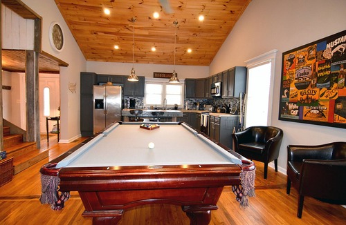 Marion House | Cozy farmhouse! Pool table, fire pit, minutes to Lake James, downtown Marion!