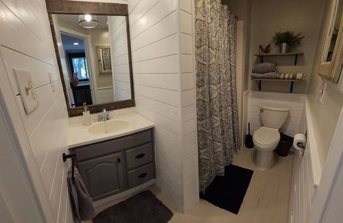 Cloverdale House | Cozy Farmhouse w/short walk to a private lake