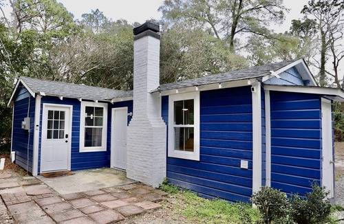 Pineywoods Cottage | Cozy Getaway - Just 10 Minutes from the Beach & Steps from Golf and Park!