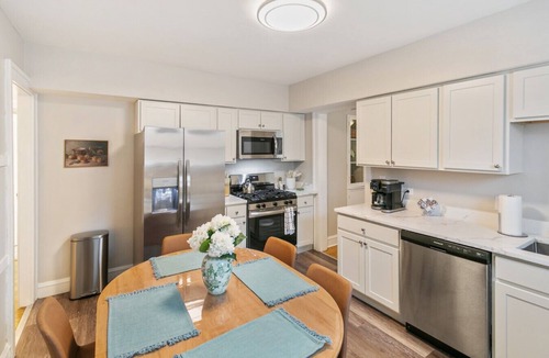 Highwood Apartment | Cozy Highwood Apt- 4 Bed 2 train stops to Naval Base!
