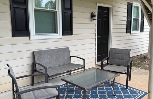 Dallas House | Cozy Hilltop 3-bedroom house in charming Dallas GA.