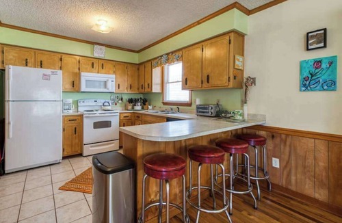 Caine Woods House | Cozy Home 3 Blocks From Beach w/Central AC, Deck, Private Washer/Dryer, WiFi
