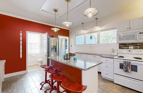 Holcomb House | Cozy home close to lake with patio, porch, W/D, AC, & games