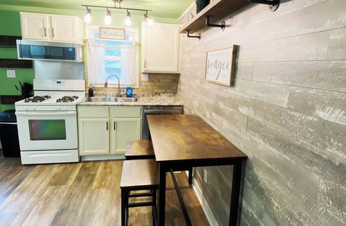 Buchanan County House | Cozy home in St. Joseph, MO that is centrally located to hospital & university!