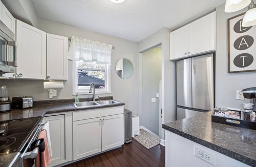 Des Moines House | Cozy Home Near Fairgrounds Patio-Gazebo-Fencing