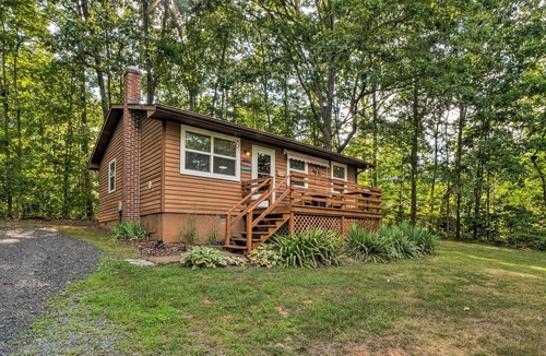 Quinque House | Cozy Home w/ Deck 9 Mi to Shenandoah National Park