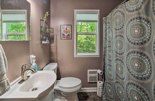 Quinque House | Cozy Home w/ Deck 9 Mi to Shenandoah National Park