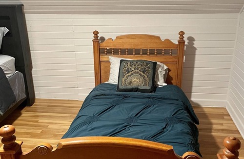 Iowa City House | Cozy Home Walking Distance to the Stadium and Downtown! Kid and Pet Friendly.