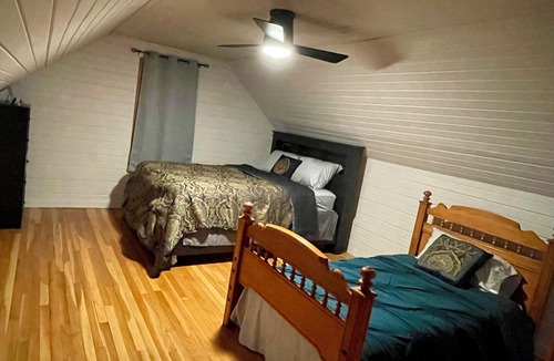 Iowa City House | Cozy Home Walking Distance to the Stadium and Downtown! Kid and Pet Friendly.