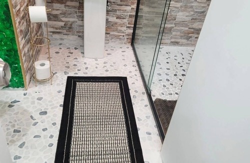 Avenel House | Cozy Hotel Like Room in Avenel with Private bathroom and Laundry.