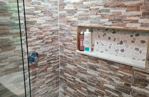Avenel House | Cozy Hotel Like Room in Avenel with Private bathroom and Laundry.