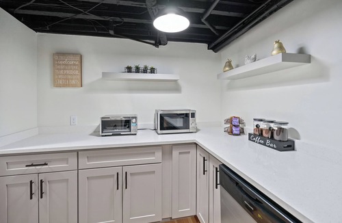 Downtown Baltimore House | Cozy in Canton - Private Driveway - Pet Friendly