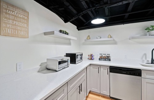 Downtown Baltimore House | Cozy in Canton - Private Driveway - Pet Friendly