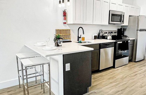 Elizabeth Apartment | Cozy King 1BR w/Pool + Gym Near EWR & MetLife