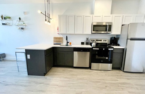 Elizabeth Apartment | Cozy King 1BR w/Pool + Gym Near EWR & MetLife