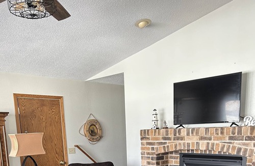 Madison House | Cozy lake house with private sand beach right on Lake Madison