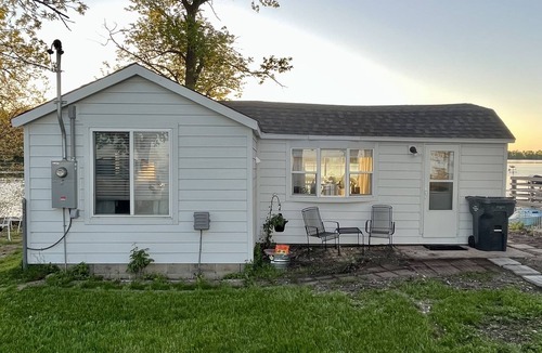 Spirit Lake Cabin | Cozy lakefront cabin - on both Big and Little Spirit Lake