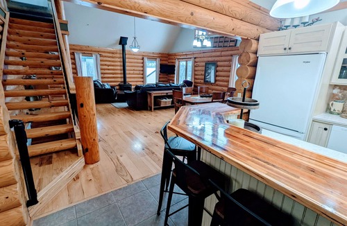 Albert Lea House | Cozy lakefront Log Home. Hot tub, kayak, yard toys, game room. Pontoon for rent.