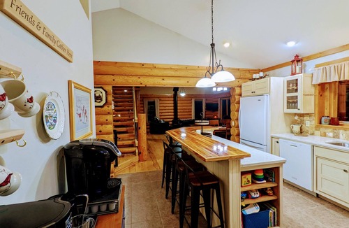 Albert Lea House | Cozy lakefront Log Home. Hot tub, kayak, yard toys, game room. Pontoon for rent.