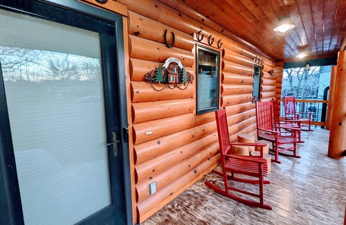 Albert Lea House | Cozy lakefront Log Home. Hot tub, kayak, yard toys, game room. Pontoon for rent.