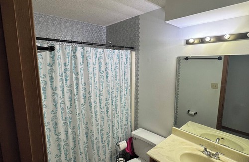 Leavenworth House | Cozy Large Room In Quiet Neighborhood