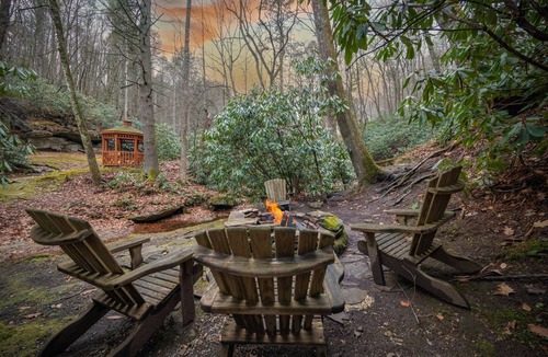 Sugar Grove Cabin | Cozy Log Cabin w/Wood Fireplace, Creekside Firepit & Private River Access!
