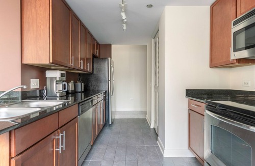 Downtown Chicago Apartment | Cozy Loop 2BR w/Pool, Gym, nr. Financial District & L, by Blueground