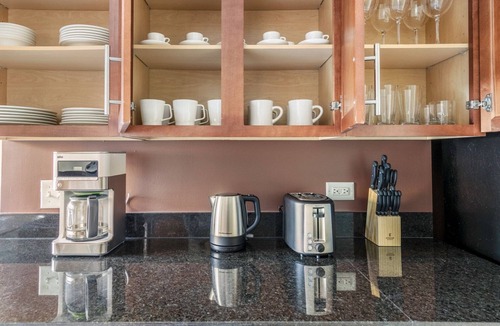 Downtown Chicago Apartment | Cozy Loop 2BR w/Pool, Gym, nr. Financial District & L, by Blueground