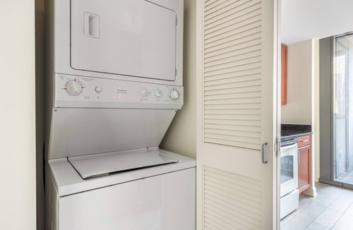 Downtown Chicago Apartment | Cozy Loop 2BR w/Pool, Gym, nr. Financial District & L, by Blueground