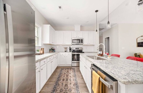 North Belmont House | Cozy & Modern 3-BR Belmont Stay—EV Charger—Pet friendly