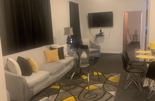 North Lawndale Apartment | Cozy Modern -3BRS and 2BAS located10mins from Downtown Chicago