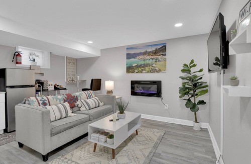 Northeast Apartment | Cozy Modern Beautiful Studio+Parking. Walk to DC Metro. Perfect for Long Stays!