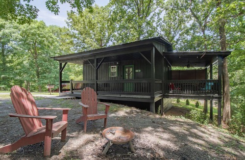 Rising Fawn Cabin | Cozy, Modern Black Cabin Retreat - Mins. to Cloudland Canyon & Lookout Mountain