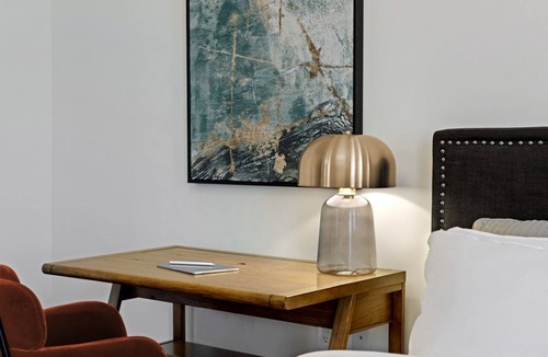 Mount Vernon House | Cozy & Modern King Studio in Historic Mt. Vernon