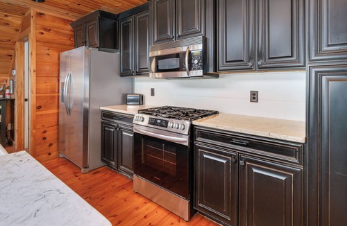 Butler Cabin | Cozy mountain adventure for all-family, friends and furry pups!