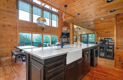 Butler Cabin | Cozy mountain adventure for all-family, friends and furry pups!