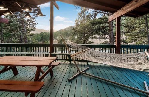 Lyons House | Cozy Mountain Home with Great Views, Deck & WiFi